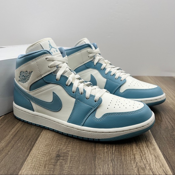 Nike Air Jordan 1 Mid - Picture 4 of 8